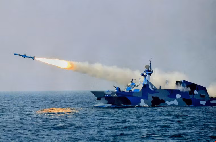 Ngoài DF-21D, một cái tên khác cũng khiến Hải quân Mỹ lo ngại là tên lửa hành trình chống hạm siêm âm C-803 của Trung Quốc với tầm bắn 180km và có thể lên tới 255km đối với phiên bản không đối hải. C-803 hay còn được gọi là YJ-83 là dòng tên lửa chống hạm chủ lực đang được trang bị trên các tàu chiến thế hệ mới của Hải quân Trung Quốc, bên cạnh đó nó cũng có thể được triển khai trên đa nền tảng khác nhau.