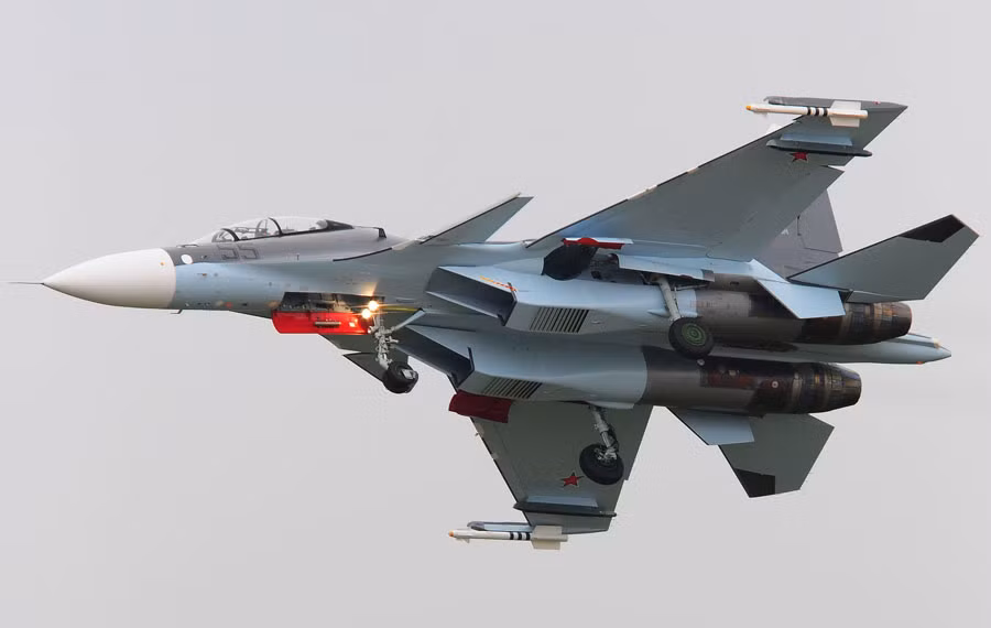Trong khi đó Su-30SM có đến 12 điểm treo vũ khí dưới cánh sử dụng tên lửa tầm ngắn R-73, tên lửa tầm trung R-27 và R-77. Chiến đấu cơ của Nga có thể lắp 2 tên lửa R-73 ở đầu mút cánh mà F-15 không làm được. Tổng tải trọng vũ khí 8 tấn. Su-30SM nắm lợi thế về tải trọng vũ khí so với F-15C.