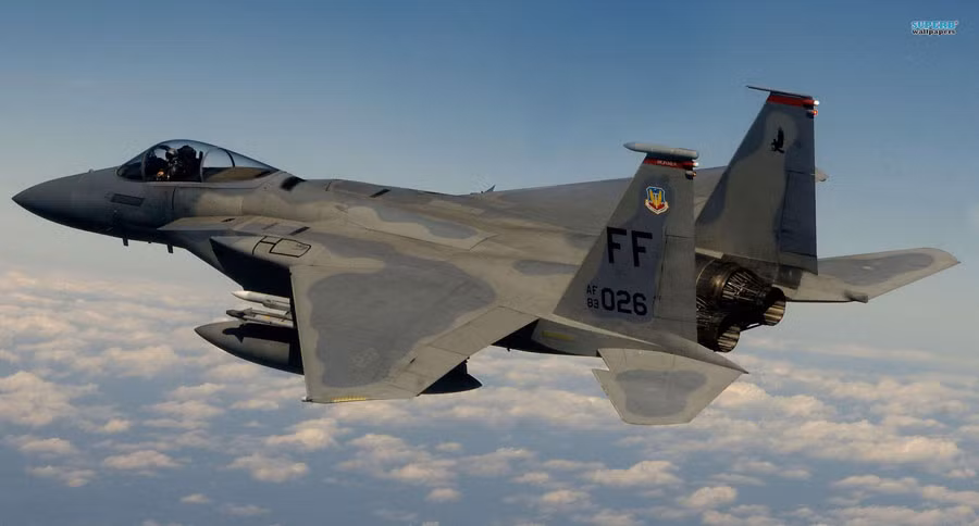 Trong khi đó, F-15C là phiên bản một chỗ ngồi chuyên dụng chiếm ưu thế trên không của gia đình F-15 Eagle. Ưu điểm của F-15C là được trang bị hệ thống điện tử hàng không hiện đại với cảm biến chính là radar AN/APG-70.