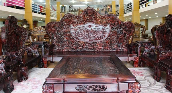 Bộ bàn ghế bằng gỗ sưa có giá lên đến 100 tỷ đồng - Hình 4 Bo ban ghe bang go sua co gia len den 100 ty dong-Hinh-4