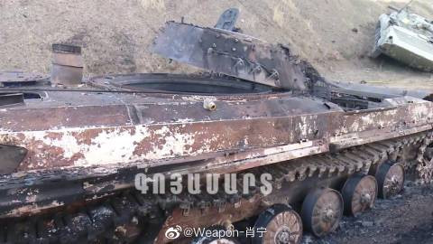 Ở phía bên kia, Armenia cũng gánh chịu những tổn thất rất nghiêm trọng và sau cuộc điện đàm giữa hai nước, đến nay cả Armenia và Azerbaijan vẫn chưa đạt được bất kỳ thỏa thuận nào thông qua đường ngoại giao. Ảnh: Xe tăng, thiết giáp Armenia bị phá hủy trong cuộc đụng độ với Azerbaijan.