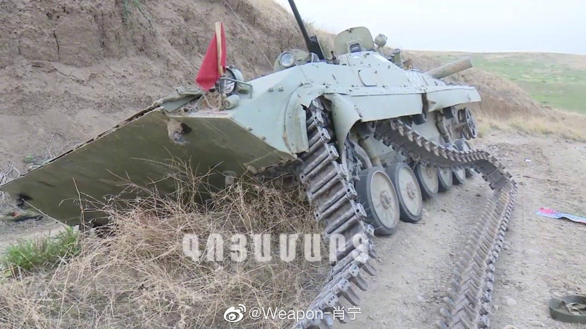 Được biết, cuộc giao tranh Nagorno-Karabakh về bản chất là cuộc xung đột sắc tộc giữa Azerbaijan và Armenia. Nagorno-Karabakh vốn là một vùng đất vốn thuộc về Azerbaijan nhưng cư dân của nó lại chủ yếu lại là người Armenia. Tuyên bố ly khai khỏi Azerbaijan là kết quả của sự bất bình kéo dài từ phía cộng đồng người Armenia ở Nagorno-Karabakh do sự cấm đoán tự do tôn giáo và văn hóa bởi Baku. Ảnh: Xe tăng, thiết giáp Armenia bị phá hủy trong cuộc đụng độ với Azerbaijan.