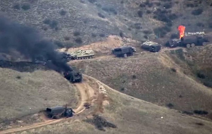 Trong lúc này, Bộ Quốc phòng Azerbaijan đã công bố một số video, trong đó thực sự chứng minh việc phá hủy số lượng lớn xe bọc thép của Armenia và thậm chí cả một kho đạn với sự hỗ trợ của UAV.