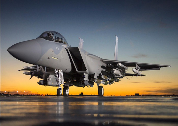 "Các kỹ thuật viên thông báo máy bay sẽ cần tuyến bắn dài 75 km, rộng 22 km ở độ cao tối thiểu để phóng đạn", báo cáo của không quân Mỹ cho hay. Mây mù ngoài khơi bờ biển Oregon khiến đồng đội của Rock 42 không thể kiểm tra không phận và mặt biển để bảo đảm không có phương tiện dân sự trong tuyến bắn. Kiểm soát không lưu và dữ liệu theo dõi hàng hải sau đó xác nhận khu vực trống trải, cho phép Rock 42 phóng đạn xuống biển.