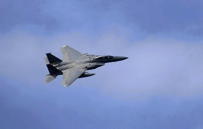 Chiếc máy bay gặp sự cố sau đó tuyên bố tình trạng khẩn cấp và chuẩn bị cho quá trình hạ cánh khẩn tại sân bay quốc tế Portland. "Quy trình khẩn cấp yêu cầu tổ lái thả toàn bộ vũ khí và mồi bẫy trước khi hạ cánh. Kiểm soát không lưu sau đó chỉ dẫn phi công tới khu vực trên biển để chuẩn bị vứt bỏ vũ khí", báo cáo có đoạn viết.