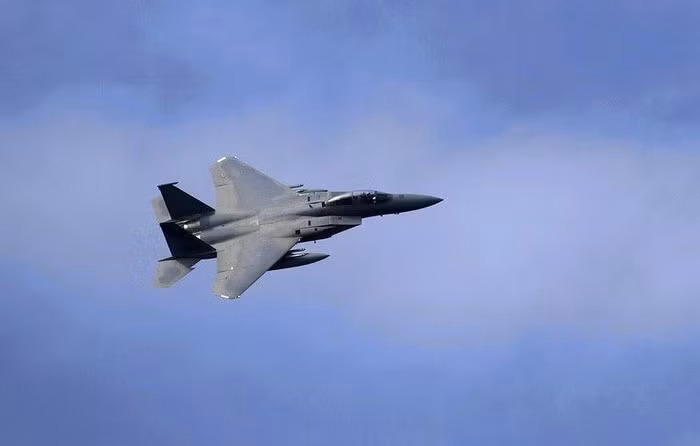 Chiếc máy bay gặp sự cố sau đó tuyên bố tình trạng khẩn cấp và chuẩn bị cho quá trình hạ cánh khẩn tại sân bay quốc tế Portland. "Quy trình khẩn cấp yêu cầu tổ lái thả toàn bộ vũ khí và mồi bẫy trước khi hạ cánh. Kiểm soát không lưu sau đó chỉ dẫn phi công tới khu vực trên biển để chuẩn bị vứt bỏ vũ khí", báo cáo có đoạn viết.