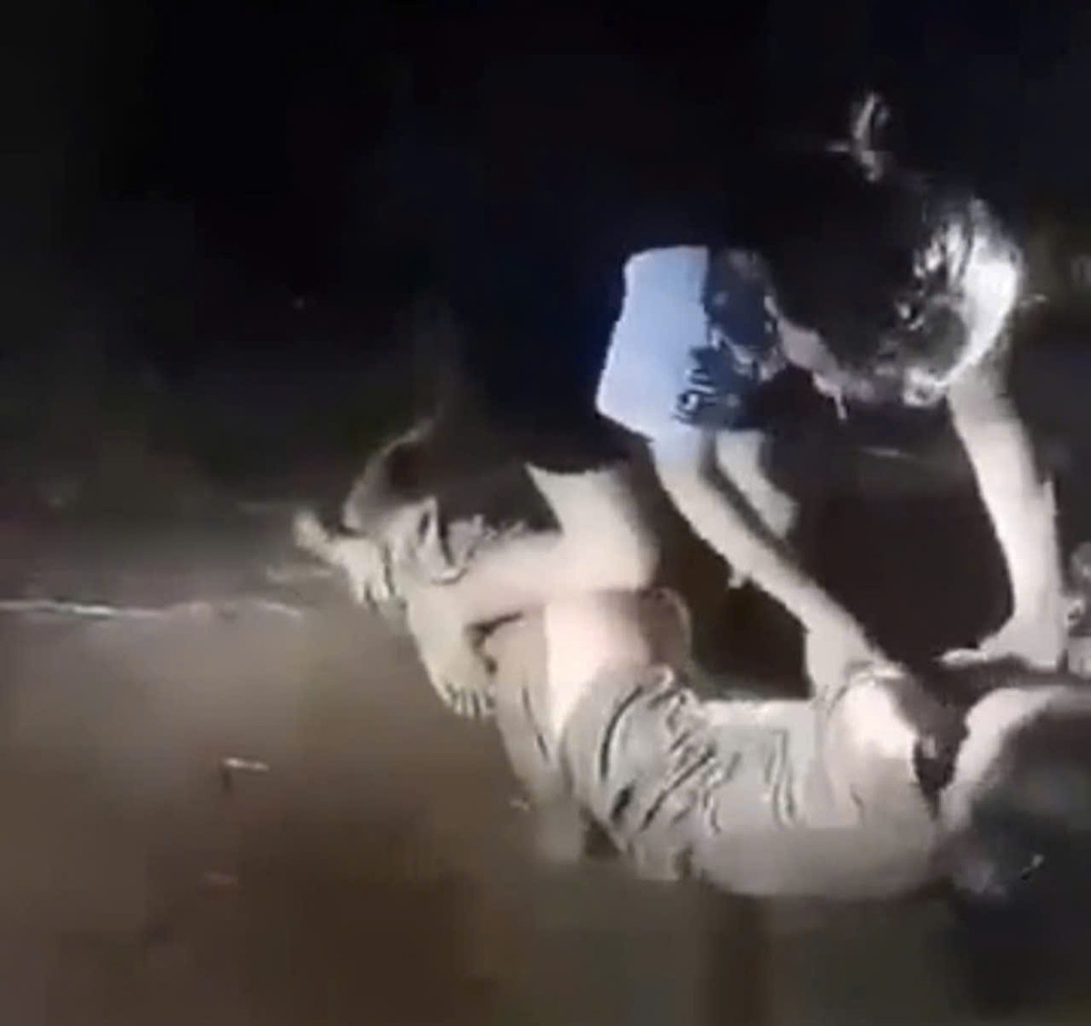 Gia Lai: Điều tra vụ nữ sinh bị vùi bùn lột đồ quay clip Gia Lai: Dieu tra vu nu sinh bi vui bun lot do quay clip