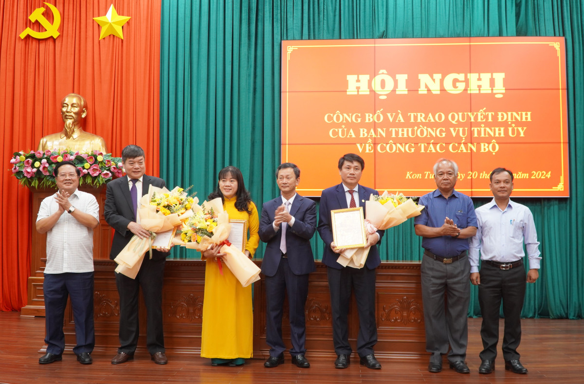 Thường trực Tỉnh ủy Kon Tum trao quyết định về công tác cán bộ Thuong truc Tinh uy Kon Tum trao quyet dinh ve cong tac can bo