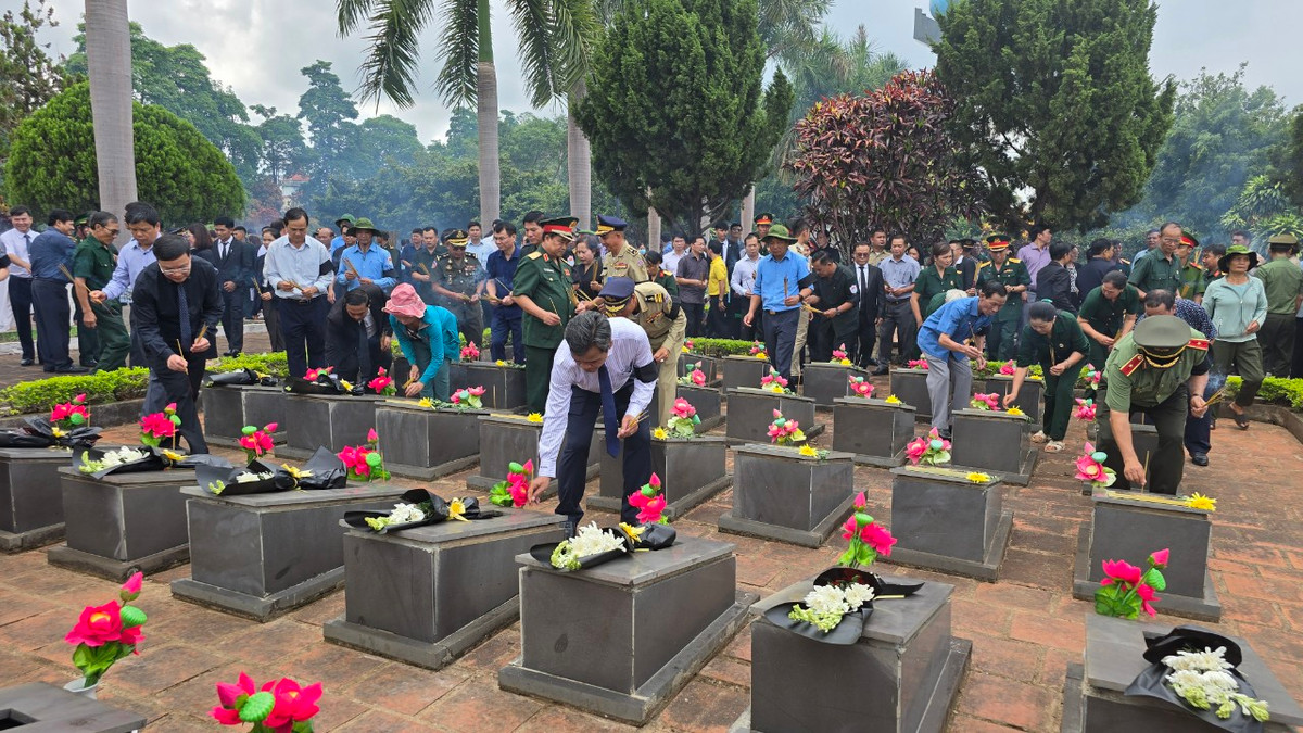 Truy điệu và an táng 21 hài cốt liệt sĩ quân tình nguyện Việt Nam - Hình 3 Truy dieu va an tang 21 hai cot liet si quan tinh nguyen Viet Nam-Hinh-3