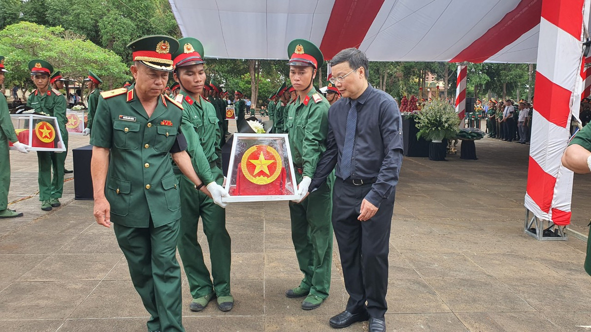 Truy điệu và an táng 21 hài cốt liệt sĩ quân tình nguyện Việt Nam - Hình 2 Truy dieu va an tang 21 hai cot liet si quan tinh nguyen Viet Nam-Hinh-2