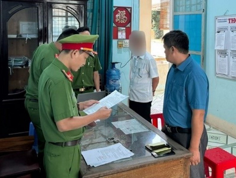 Bat giam doc van phong dat dai huyen o Kon Tum cung thuoc cap