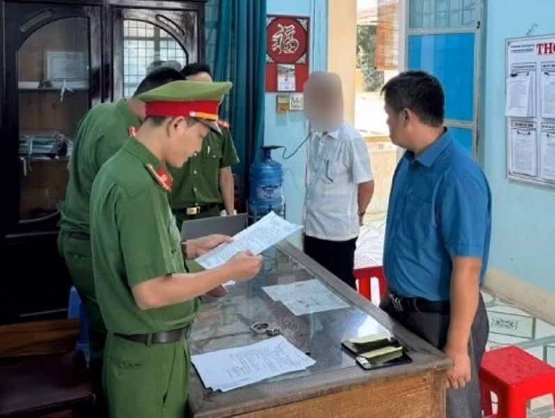 Bat giam doc van phong dat dai huyen o Kon Tum cung thuoc cap