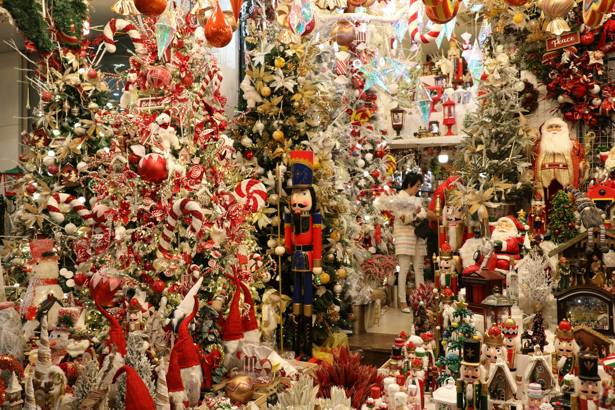 Rất nhiều đồ trang trí tạo hình bắt mắt được các cửa hàng bày bán.