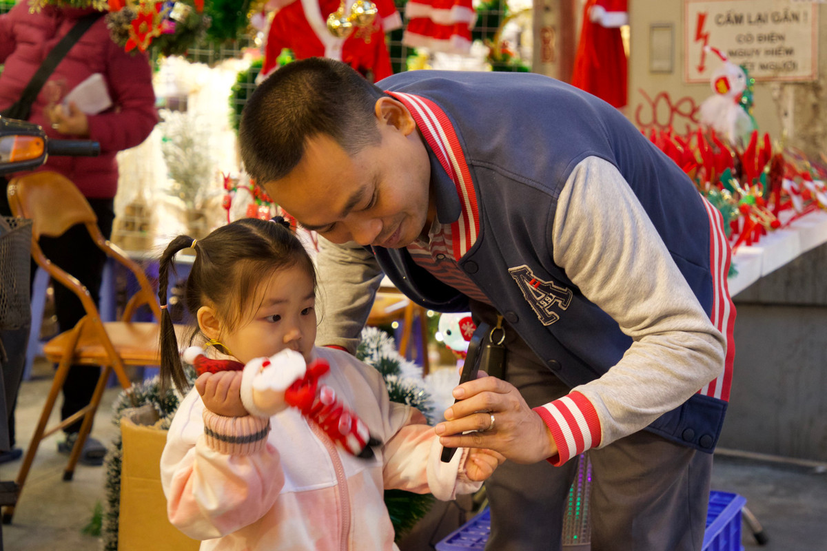 Các em nhỏ thích thú khi được được bố, mẹ dẫn đi chơi Noel sớm và mua những món đồ yêu thích.