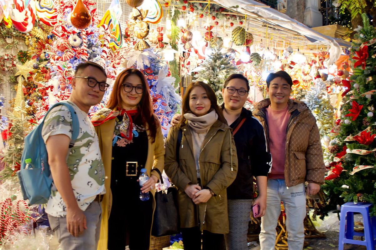Nhóm 4 du khách ở Đà Nẵng đã đặt vé ra Hà Nội để đón đợt lạnh đầu tiên và trải nghiệm không khí mùa Giáng sinh của Thủ đô. Chị Kim Anh (thứ 2 bên trái) chia sẻ: “Không khí Giáng sinh ở đây khác hoàn toàn với Đà Nẵng. Thời tiết lạnh của Thủ đô đã mang tới một cảm giác rất khác biệt và tuyệt vời. Ở đây mọi người đi chơi rất rộn ràng và náo nhiệt, có lẽ đây sẽ là kỉ niệm đáng nhớ của cả nhóm chúng tôi.”