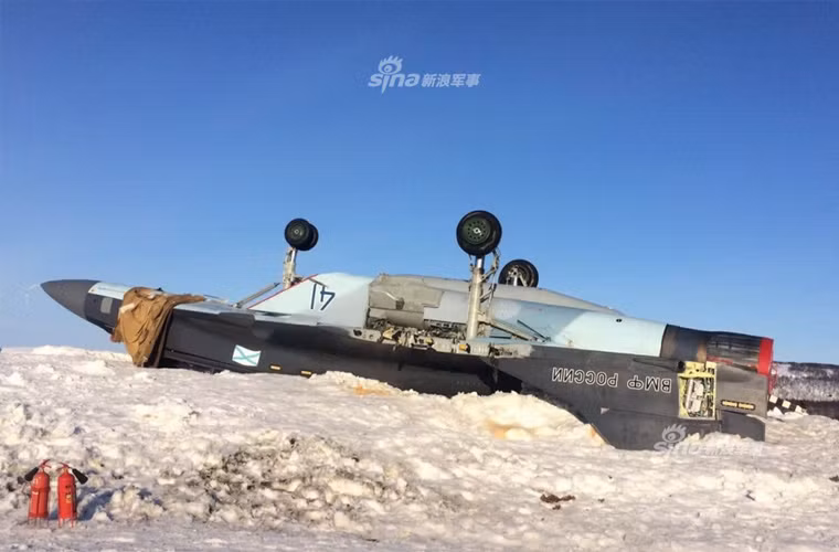 Truyền thông Nga đang truyền đi hình ảnh về một vụ tai nạn máy bay tiêm kích MiG-29K của Hải quân Nga. Theo đó, tại hiện trường, chiếc MiG-29K lật ngửa bụng, chổng 3 bánh đáp lên trời, mất cánh và đuôi. Nguồn ảnh: Sina