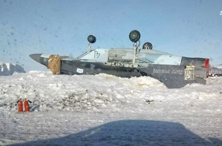 Có lẽ là cánh chính và cánh đuôi được đội kỹ thuật tháo bỏ để thuận lợi cho việc cẩu máy bay về nơi sửa chữa. Nguồn ảnh: Sina