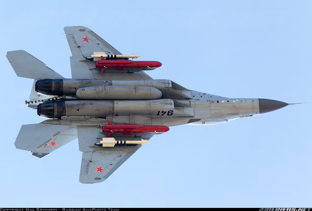 Bên cạnh đó, máy bay MiG-29K có khả năng không đối hải tương đối mạnh khi có thể triển khai đến 2 tên lửa chống hạm Kh-35U/UE Uran hoặc Kh-31A, thậm chí trong tương lai là cả phiên bản Yakhont. Nguồn ảnh: Airlines.net