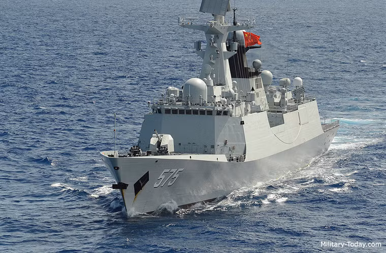 532 Jing Zhou thuộc lớp tàu hộ vệ tên lửa Type 054A Giang Khải II – được xem là tàu hộ vệ mạnh nhất Trung Quốc, tương đương với sức mạnh các tàu hộ vệ 20380 của Nga. Nó có lượng giãn nước khoảng 4.000 tấn, dài 134,1m, rộng 16m. Nguồn ảnh: Military-Today