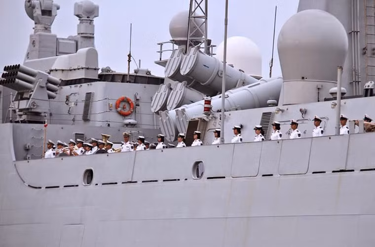 Hỏa lực chống hạm của tàu khu trục Type 052C cũng rất mạnh với bệ phóng 8 đạn tên lửa hành trình YJ-62 có tầm bắn đến 400km. Có một số nguồn tin còn khẳng định, Type 052C còn có khả năng mang tên lửa hành trình đối đất HN-2 mang đầu đạn hạt nhân, tầm bắn 1.800km. Nguồn ảnh: Uskowi