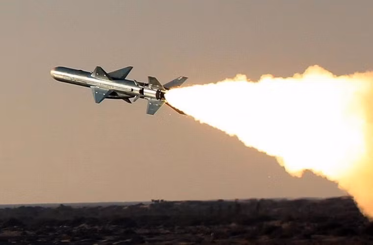 Type 054A được trang bị các tên lửa chống hạm YJ-83 có tầm phóng đến 200km. Nguồn ảnh: Deagel