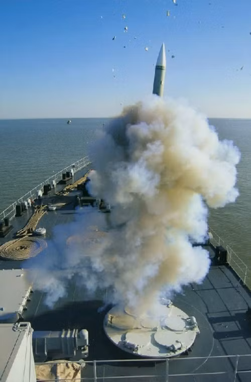 Theo một số nguồn tin, HHQ-9 của Trung Quốc vượt trội loại đạn 5V55R S-300FM khi có tầm bắn xa tới 200km, được trang bị đầu tự dẫn radar chủ động. Trong ảnh, phóng thử nghiệm HHQ-9 từ tàu khu trục Type 052C. Nguồn ảnh: Chinese Military Review