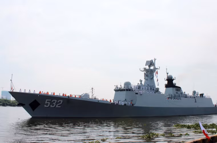 Chiếc tàu chiến thứ 2 đang thăm Việt Nam cũng rất đáng chú ý và quan tâm, bởi đây là một trong các tàu hộ vệ tên lửa hiện đại nhất của Trung Quốc hiện nay. Trong ảnh, tàu hộ vệ 532 Jing Zhou trên sông Sài Gòn. Nguồn ảnh: Zing.vn