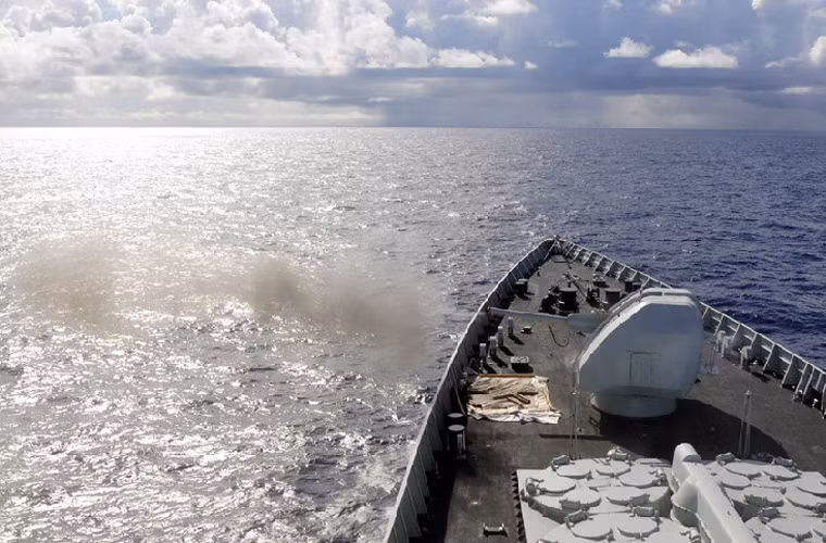 Các hệ thống vũ khí phụ cũng khá đồ sộ với đại pháo hạm 100mm Type 210, hai pháo CIWS Type 730 7 nòng cỡ 30mm, 6 ống phóng ngư lôi. Nguồn ảnh: News.cn