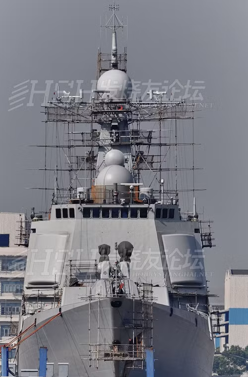 Đó là các anten mạng pha của đài radar mạng pha chủ động hai băng tần, đa năng, kỹ thuật số cao Type 346 do Viện Công nghệ điện tử Nam Kinh - Tập đoàn công nghệ vô tuyến điện Trung Quốc (CETG) phát triển. Nó có tầm hoạt động khoảng 400km. Nguồn ảnh: Global Military Review