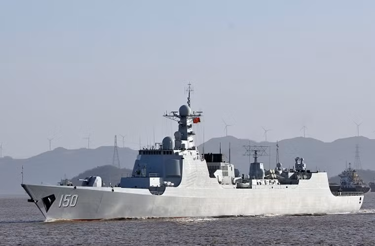 Cả hai chiếc tàu chiến Trung Quốc thăm TPHCM đều là những lớp tàu chiến rất mạnh và cực kỳ hiện đại do nước bạn tự thiết kế, chế tạo. Đáng chú ý, tàu khu trục tên lửa 150 Chang Chun hiện là một trong hai loại tàu khu trục tốt nhất Hải quân Trung Quốc, được trang bị hệ thống phòng thủ tên lửa gần tương đương với Aegis của Mỹ. Nguồn ảnh: Navy Recognition