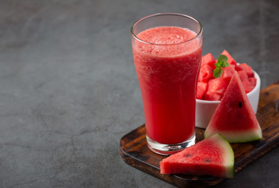  Nước ép dưa hấu: Dưa hấu là thực phẩm ít calo nhưng lại chứa nhiều vitamin, khoáng chất và chất chống oxy hóa. Nó cũng là một chất lợi tiểu tự nhiên, giúp loại bỏ độc tố ra khỏi cơ thể. Uống nước ép dưa hấu là cách tuyệt vời để thải độc gan tự nhiên. Ảnh minh họa