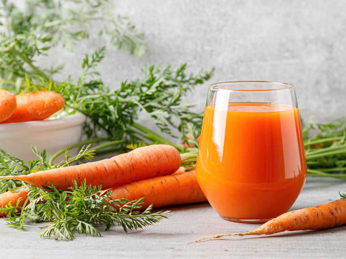  Nước ép cà rốt: Cà rốt rất giàu beta-carotene, chất này sẽ được chuyển hóa thành vitamin A trong cơ thể. Vitamin A rất cần thiết cho sức khỏe của gan vì nó giúp bảo vệ gan khỏi bị hư hại. Nước ép cà rốt còn giúp cải thiện tiêu hóa và thải độc. Beta-carotene và flavonoid thực vật có trong cà rốt giúp ích cho chức năng gan nói chung. Ảnh minh họa