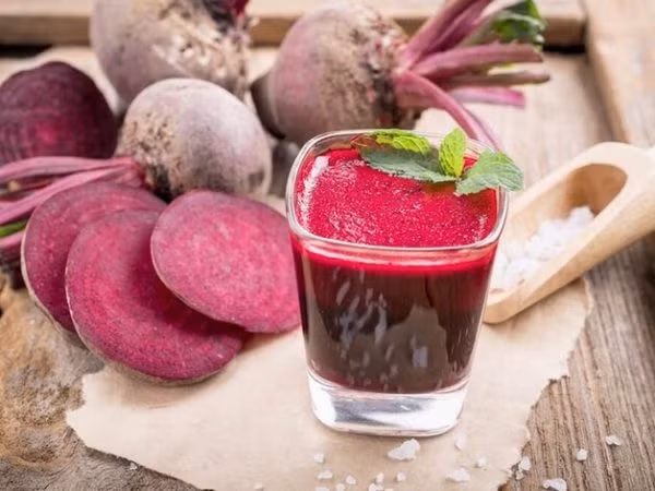  Nước ép củ dền: Củ dền giàu vitamin A, carotenoids và lutein đóng vai trò quan trọng trong việc ngăn ngừa lão hóa và hỗ trợ loại bỏ độc tố, giúp gan hoạt động hiệu quả hơn. Ảnh minh họa