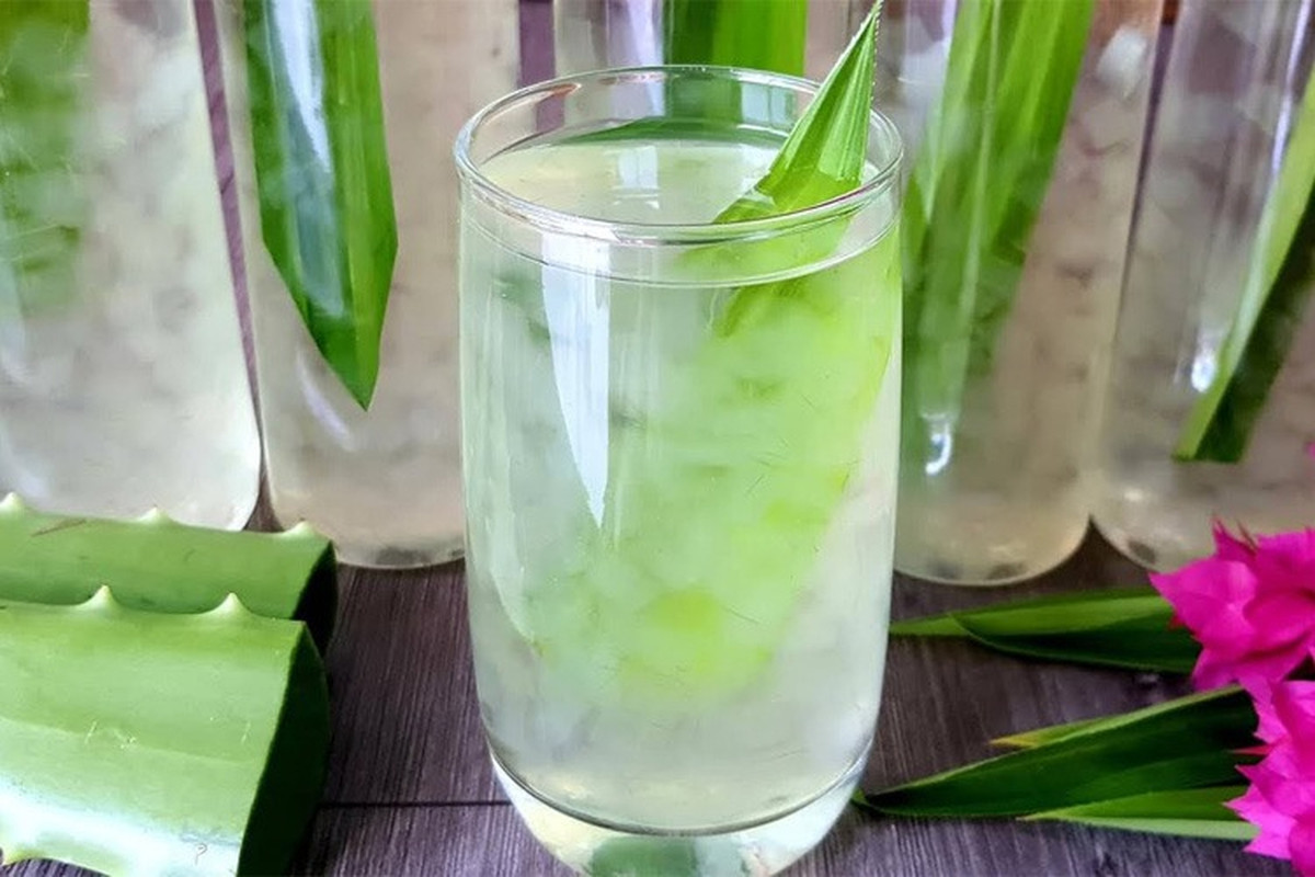 Nước nha đam: Trong y học cổ truyền nha đam được biết đến với tính mát và vị đắng, có tác dụng thanh nhiệt, làm mát cơ thể, giúp giảm cơn nóng bức và hỗ trợ điều trị táo bón. Bên cạnh đó, nha đam còn chứa nhiều dưỡng chất quan trọng như axit amin, vitamin và các khoáng chất bao gồm natri, kali, sắt, canxi, cùng với các hoạt chất thực vật như mucopolysaccharides, anthraquinones, axit salicylic, saponin… giúp tái tạo tế bào gan và giải độc gan. Ảnh minh họa