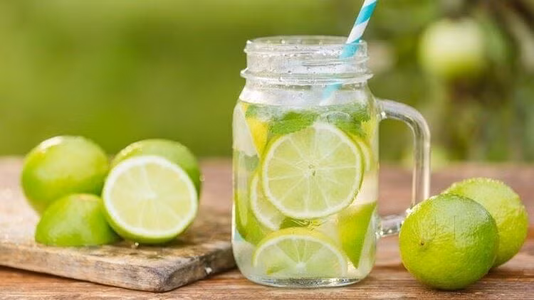  Nước chanh là một cách tuyệt vời để thải độc gan. Trái cây họ cam quýt rất giàu chất chống oxy hóa và vitamin C, cả hai đều cần thiết cho gan khỏe mạnh. Nước chanh cũng giúp thúc đẩy tiêu hóa và giảm viêm. Ảnh minh họa