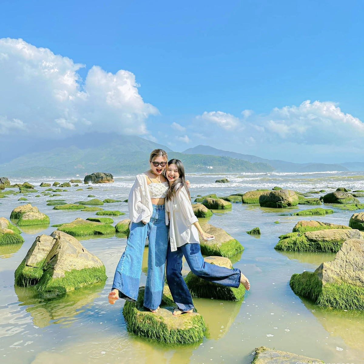 Theo người dân địa phương, thời điểm đẹp nhất để tận hưởng khoảnh khắc này là sáng sớm, lúc mặt trời ló dạng, thủy triều rút. Ảnh Hồ Thiên Nga