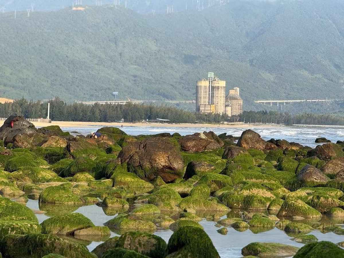 Cách trung tâm TP. Đà Nẵng chỉ 15 km, ghềnh đá Nam Ô thuộc làng Nam Ô, quận Liên Chiểu, là điểm đến lý tưởng để du khách tìm về với thiên nhiên hoang sơ. Ảnh Ngọc Hân