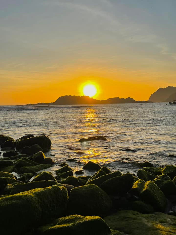 Nằm trên bán đảo Phương Mai, xã Nhơn Hải cách trung tâm TP Quy Nhơn khoảng 20km về phía Đông Bắc. Nơi đây là một làng chài nhỏ, bình yên nằm nép mình trong một vịnh biển êm đẹp. Ảnh Phan Thùy Linh