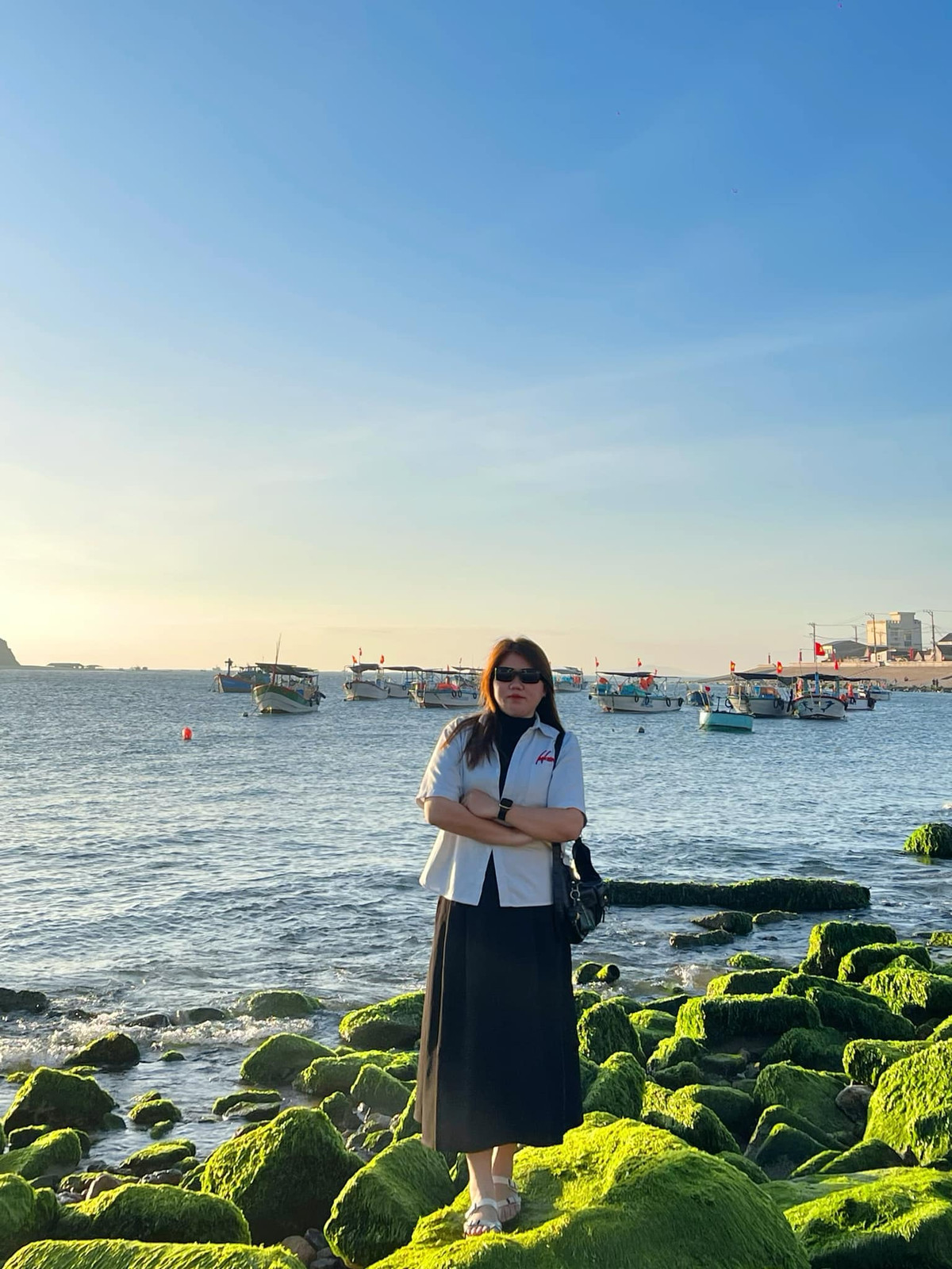 Nhiều bạn trẻ thả dáng bên bãi đá rêu xanh mướt Nhơn Hải. Ảnh Phan Thùy Linh