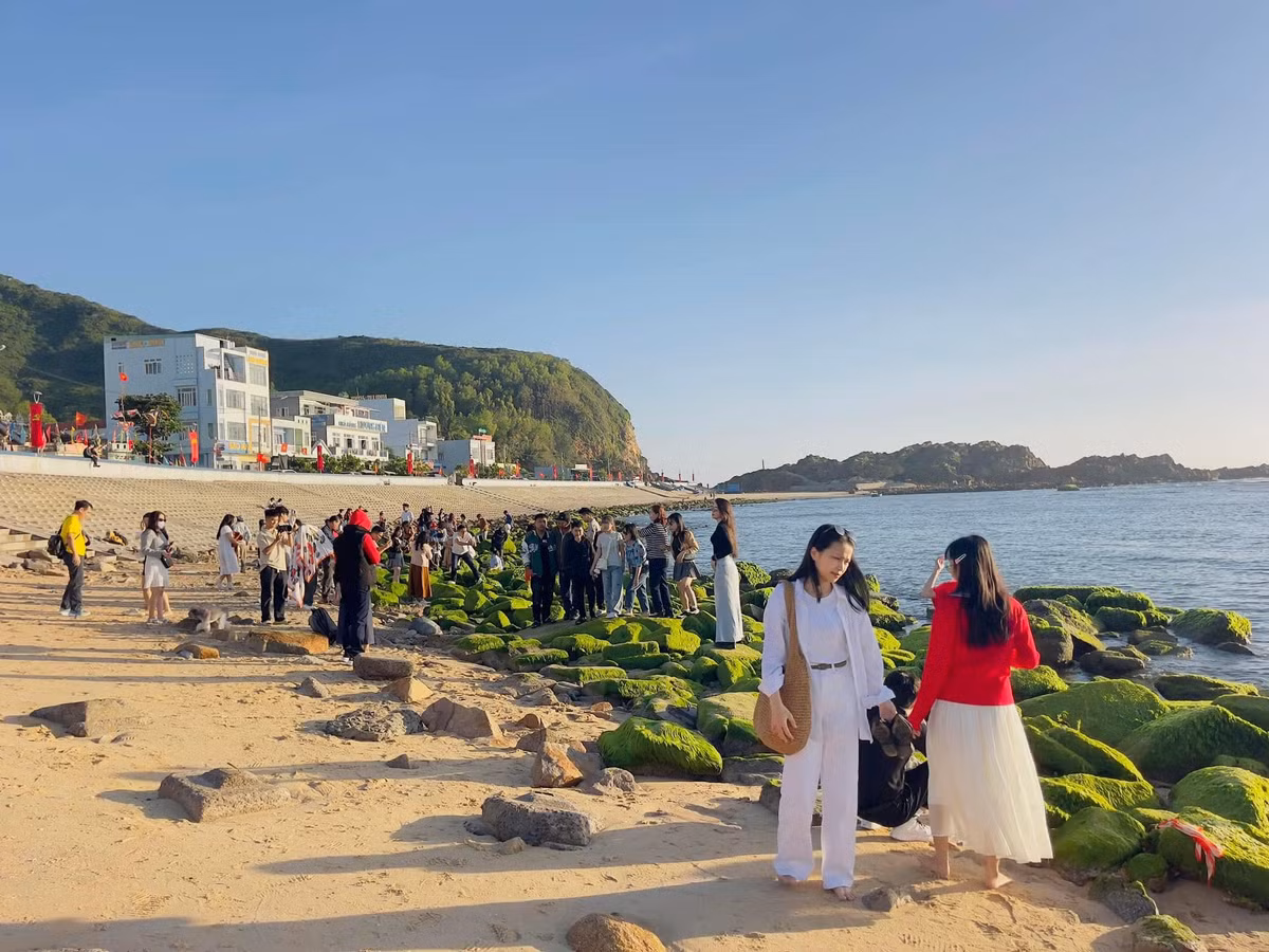 Màu xanh non của đám rêu dưới lớp sóng biển đang dần phát triển trên những phiến đá kỳ dị khiến ai đặt chân đến làng chài cũng sẽ ngẩn ngơ trước vẻ đẹp ảo diệu của tạo hóa. Ảnh Tú Nguyễn Tour