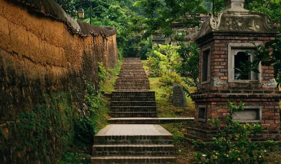  Chùa Bổ Đà tọa lạc trên ngọn núi Phượng Hoàng (hay còn gọi là Bổ Đà sơn), phía Bắc dòng sông Cầu, thuộc địa phận xã Tiên Sơn, huyện Việt Yên, tỉnh Bắc Giang. Xưa có câu “Bắc Bổ Đà – Nam Hương Tích” ngụ ý chỉ phía Nam thành Thăng Long có chùa Hương Tích, phía Bắc có chùa Bổ Đà, đủ để thấy tầm quan trọng và nổi bật của ngôi chùa này. Từ lâu nay, ngôi chùa đã là một trong những địa chỉ tâm linh cổ kính và linh thiêng nhất miền Bắc. Nơi ngôi chùa tọa lạc cũng sở hữu phong cảnh hữu tình và không gian nhuốm màu huyền thoại, vô cùng thu hút. Ảnh Internet