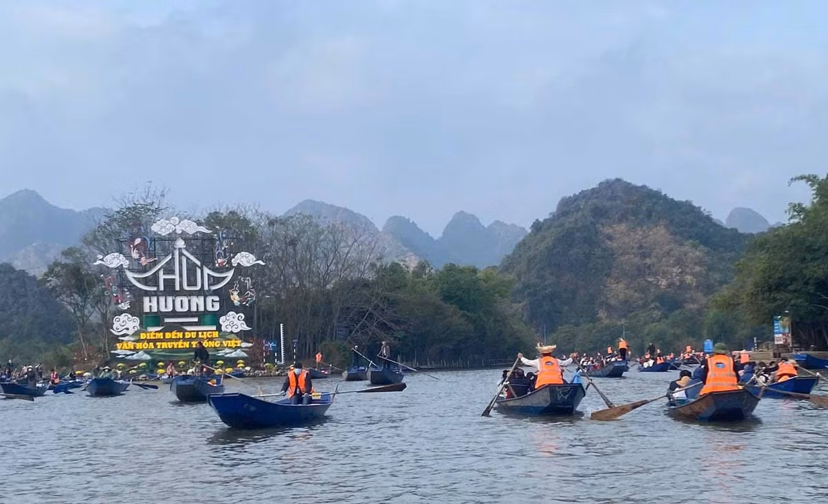  Chùa Hương (Hương Sơn, huyện Mỹ Đức, Hà Nội): Mỗi độ xuân về, Chùa Hương tại Mỹ Đức, Hà Nội lại tấp nập du khách về trẩy hội. Hành trình đến với chốn linh thiêng này bắt đầu bằng chuyến đò trên suối Yến, giữa cảnh sắc núi non hùng vĩ, tạo nên không gian yên bình và thư thái. Lễ hội Chùa Hương là một trong những lễ hội Phật giáo lớn nhất dịp đầu xuân, diễn ra từ mùng 6 tháng Giêng đến hết hết tháng Ba âm lịch, thu hút hàng triệu khách đến hành hương và tham quan mỗi năm. Ảnh Internet