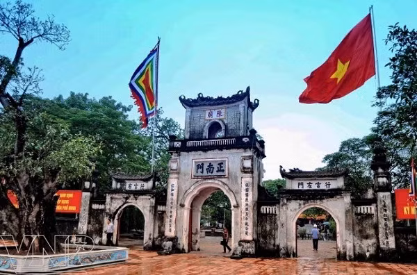  Đền Trần (Nam Định) ngôi đền không lớn nhưng nổi tiếng là điểm lễ chùa đầu năm ở miền Bắc linh thiêng nhất được mọi người hết mực quan tâm. Là nơi thờ các vị vua nhà Trần, cùng các quan lại có công phù tá nhà Trần. Ở ngôi đền ấy có nghi thức khai ấn đầu năm độc đáo, xin tờ ấn, sớ với nguyện ước thăng tiến trong sự nghiệp. Nhiều người về đây những ngày lễ Khai Ấn (chỉ diễn ra trong 3 ngày từ ngày 13 đến 15 tháng Giêng) để cầu những điều tốt đẹp cho gia đình. Con trẻ thì về đây cầu tài, cầu cho học hành tiến tới, người lớn thì cầu phúc lộc, cầu cho năm mới bình an đầy may mắn. Ảnh Internet