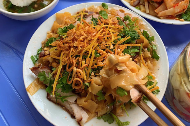 Không sử dụng nước dùng nóng hổi, điều tạo nên điểm nhấn của món phở chua chính là thứ nước sốt chua ngọt có màu nâu óng sền sệt. Nước sốt trộn được làm từ nước luộc vịt, cùng nhiều loại gia vị như hành, tỏi phi thơm, mắm, ớt, giấm, đường, gừng... cuối cùng bỏ thêm bột năng cho sánh lại. Ảnh Internet