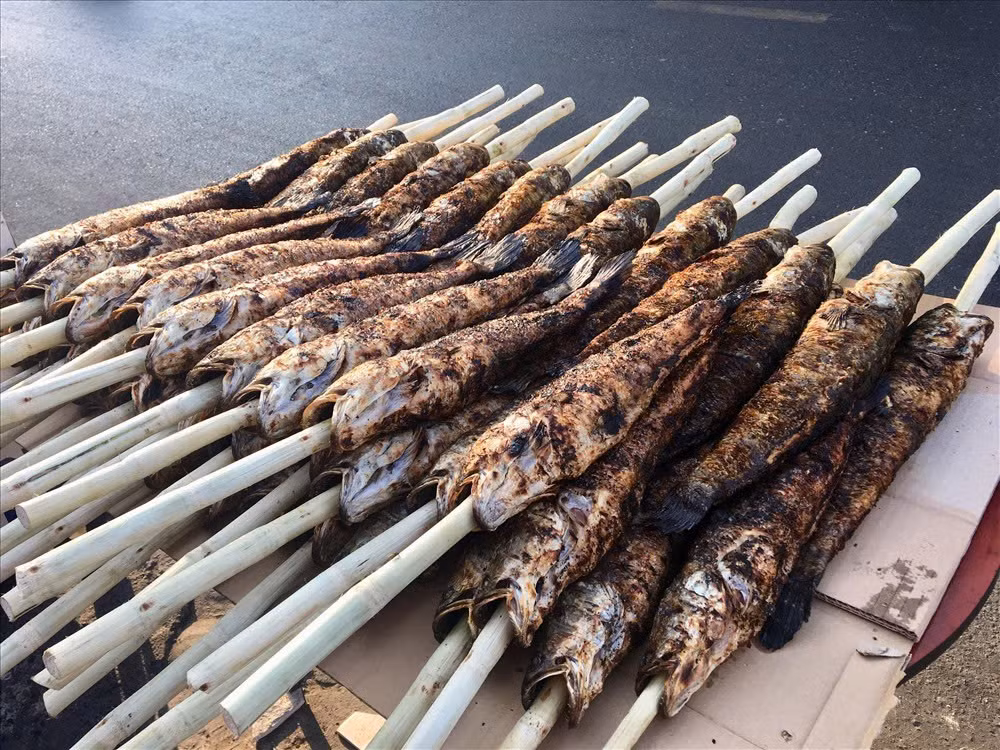 Theo nhiều chuyên gia phong thủy, người dân Nam Bộ có quan niệm cúng cá lóc nướng ngày vía Thần Tài sẽ đem đến nhiều may mắn, tài lộc cho gia chủ. Ảnh Internet