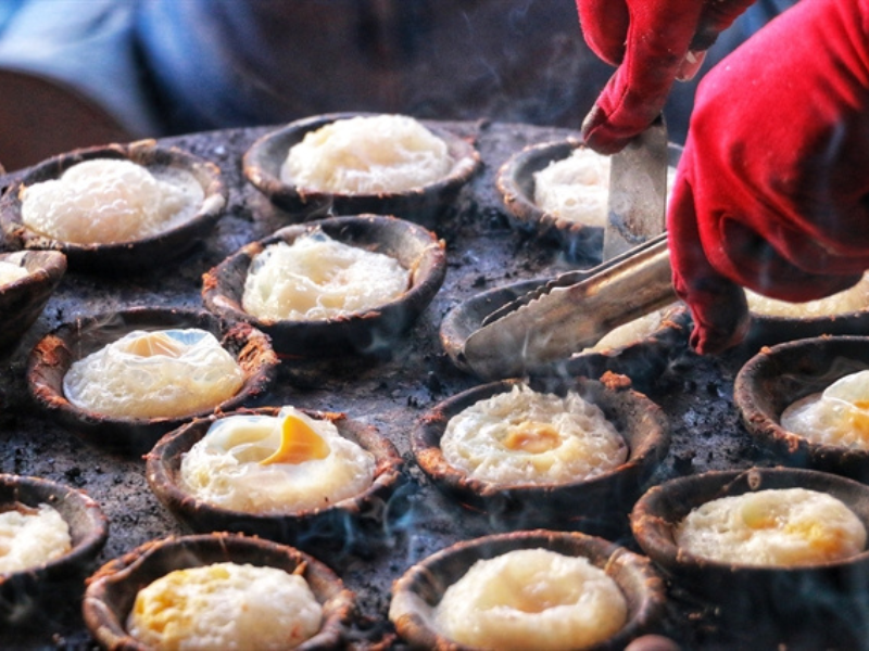  Bánh căn từ lâu đã trở thành một trong những món ăn vặt ngon nhất Đà Lạt. Người ta vẫn thường kháo nhau rằng, bánh căn giống như đứa con lai giữa bánh mì xíu mại và bánh khọt miền Nam. Loại bánh được tạo ra từ hỗn hợp gạo và cơm nguội phơi khô, thịt, tôm, trứng đem nướng trong khuôn bằng đất nung. Khi ăn sẽ dùng kèm với xoài xanh bào sợi, đậu phộng và nước chấm riêng biệt, tạo nên hương vị độc đáo khó quên cho món ăn nức tiếng này.