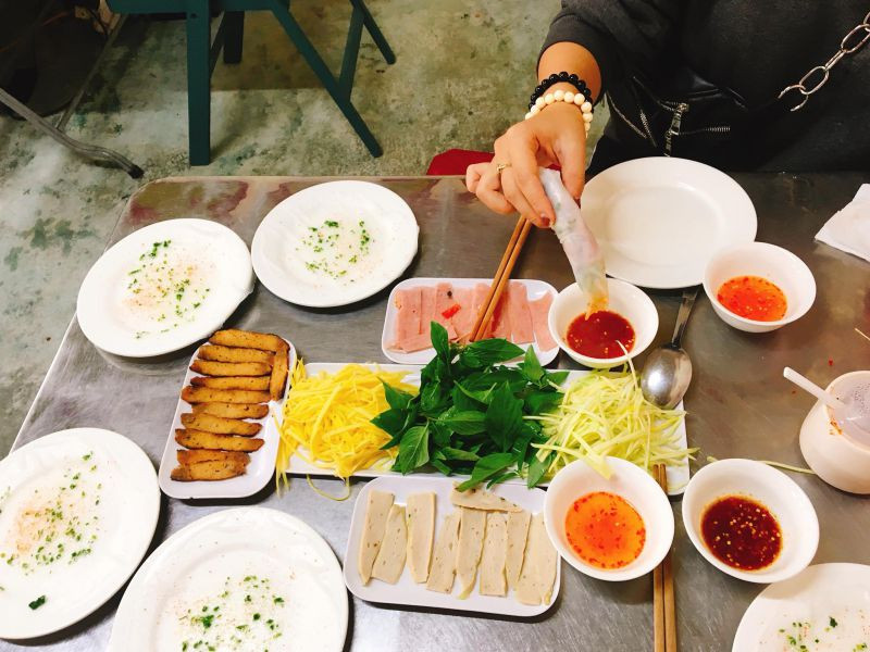  Bánh ướt chồng Đà Lạt: Đây là món ăn “làm mưa làm gió” ở Đà Lạt mà ai đến đây cũng đều ghé vào thưởng thức. Bánh ướt chồng được đổ bằng bột gạo xay tươi, khách ăn đến đâu, đầu bếp đổ đến đó nên giữ được độ nóng và dẻo của bánh. Cứ ăn xong mỗi chiếc bánh, thực khách sẽ lần lượt xếp đĩa chồng lên nhau. Bánh ướt chồng Đà Lạt được bán với giá 2 - 5.000 đồng/cái, ngoài ra nó còn được ăn kèm với nhân thịt nướng, chả lụa, nem chua, nước chấm... Ảnh minh họa