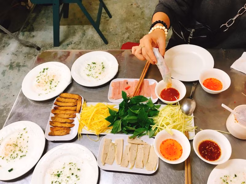  Bánh ướt chồng Đà Lạt: Đây là món ăn “làm mưa làm gió” ở Đà Lạt mà ai đến đây cũng đều ghé vào thưởng thức. Bánh ướt chồng được đổ bằng bột gạo xay tươi, khách ăn đến đâu, đầu bếp đổ đến đó nên giữ được độ nóng và dẻo của bánh. Cứ ăn xong mỗi chiếc bánh, thực khách sẽ lần lượt xếp đĩa chồng lên nhau. Bánh ướt chồng Đà Lạt được bán với giá 2 - 5.000 đồng/cái, ngoài ra nó còn được ăn kèm với nhân thịt nướng, chả lụa, nem chua, nước chấm... Ảnh minh họa