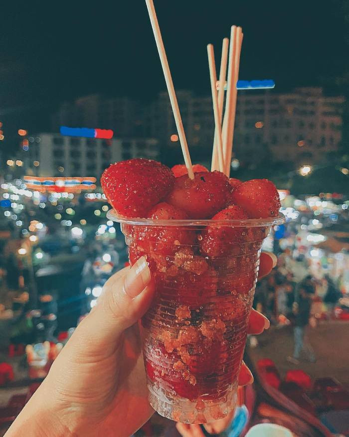  Dâu lắc: Với hương vị đặc trưng của dâu là chua nhẹ, ngọt ngọt, thêm một chút vị mặn của muối ớt, tất cả hòa quyện vào nhau tạo nên dư vị khiến người thưởng thức ăn một lần nhớ mãi. Với giá chỉ 10.000 đồng, đây là món ăn vặt đúng chất ngon - bổ - rẻ dành cho thực khách. Ảnh minh họa