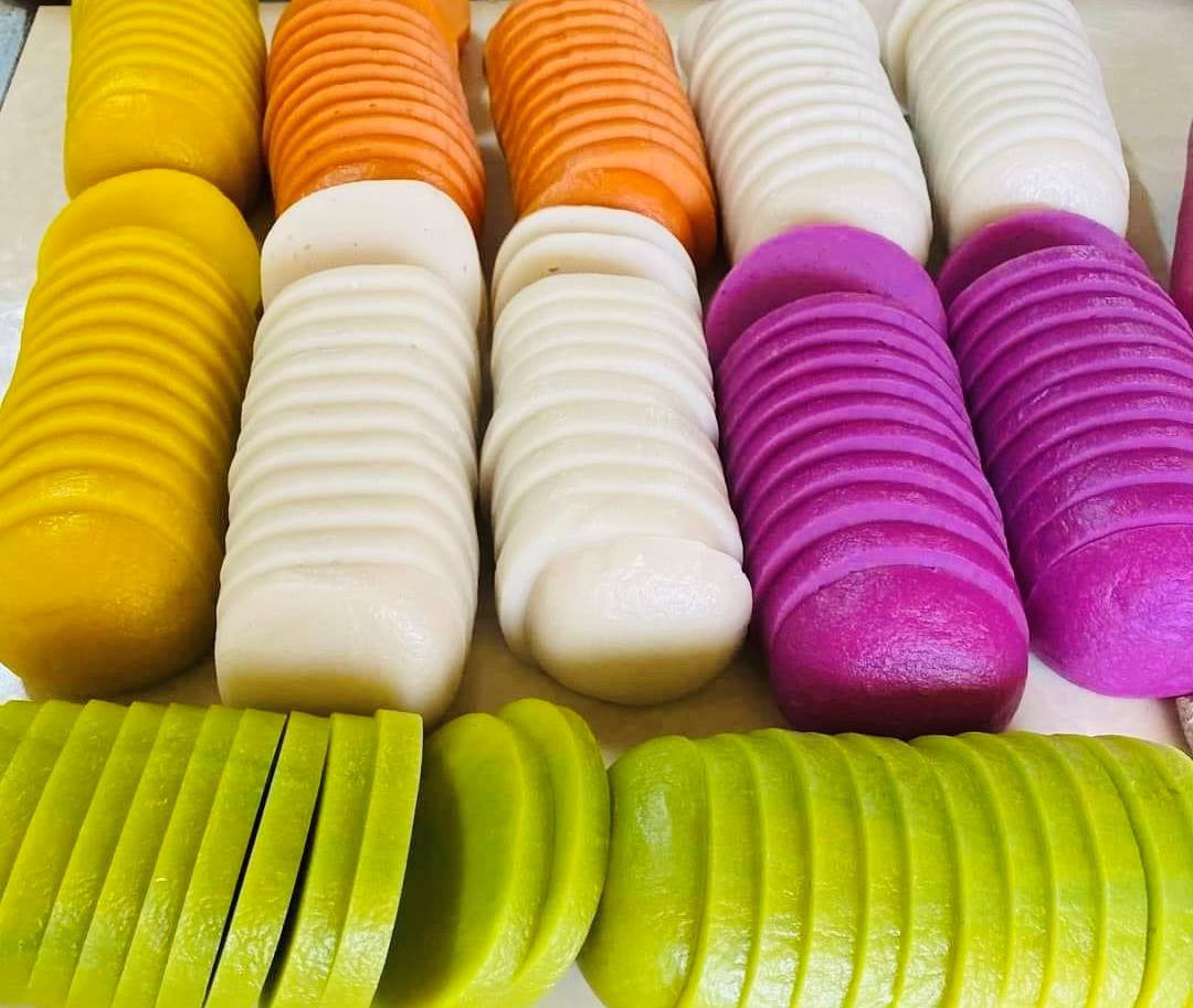 Theo quan niệm của người Dao, bánh đá tượng trưng cho sự no đủ, ấm áp và đoàn viên vào những ngày đầu năm mới. Ảnh Internet